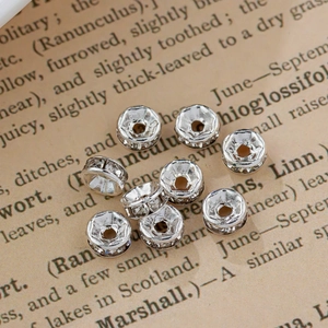 Cuentas espaciadoras plateadas con circonitas para joyería DIY sobre papel vintage