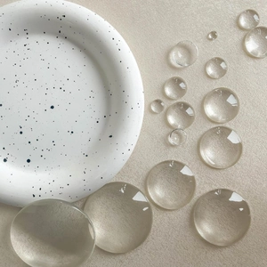 Vista dettagliata di cabochon in vetro trasparente di varie dimensioni per gioielli fai da te