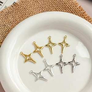 Vue détaillée de breloques étoiles à quatre branches en or et argent pour bijoux DIY