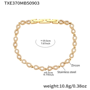 Détail du bracelet infini doré avec zircon et dimensions de 19,5 cm sur 0,5 cm environ