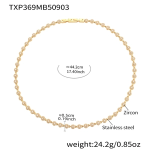 Dimensions détaillées du collier en acier doré et zircon indiquant la taille et le poids