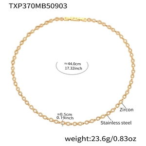 Détail macro du collier infini doré orné de zircons et muni d'un fermoir à rabat solide