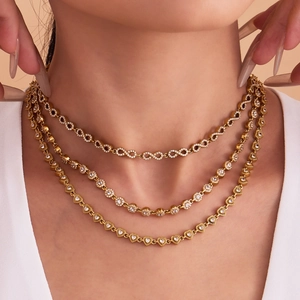 Collier doré à trois couches avec symbole infini, clous ronds et pendentif en cœur