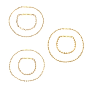 Parures de bijoux dorées avec collier et bracelet ornés de zircons brillants et cœurs
