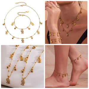 Détails d'un ensemble de bijoux en acier plaqué or 18k avec breloques éléphant et cloche