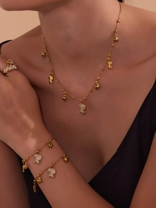 Détail du collier pendentif chiot doré 18k orné de zircons 5A et d'une clochette