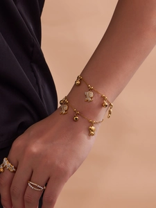 Détails du bracelet plaqué or 18 carats avec breloques papillon et éléphant en zircone