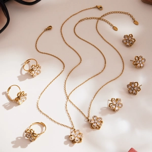 Set di Gioielli in Acciaio Inossidabile con Zircone a Fiore Rotante Collana Oro Anello Regolabile Orecchini Gioielli Moda Donna
