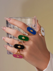 Détail d'une bague rétro en acier inoxydable plaqué or 18k avec émail ovale coloré