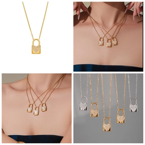 Dettaglio della collana con pendente a lucchetto a cuore con zirconi 5A e placcatura oro 18k