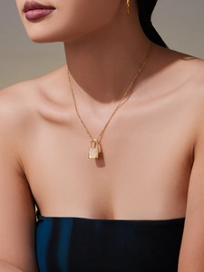 Dettaglio della collana con pendente a lucchetto a cuore in oro 18k con zirconi