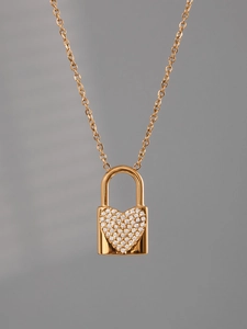 Macro del ciondolo a lucchetto a cuore in oro 18k con pavé di zirconi 5A scintillanti
