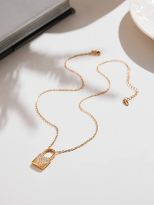 Dettaglio della collana placcata oro 18k con ciondolo a lucchetto a cuore e zirconi