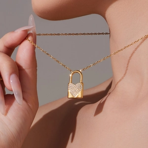 Collana con ciondolo a lucchetto a cuore placcata oro 18k con pavé di zirconi