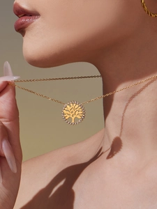 Gros plan du collier arbre de vie doré avec incrustation de zircon sur un mannequin