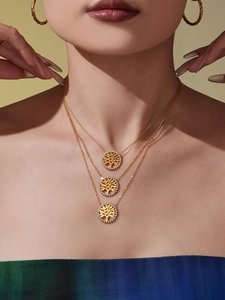 Vue détaillée du collier triple rang arbre de vie doré orné de zircons cubiques