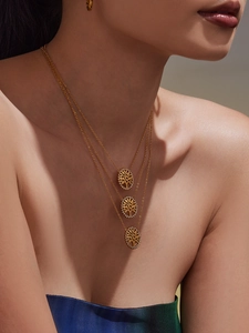 Collier triple rang doré Arbre de Vie avec zircons pavés sur un mannequin élégant