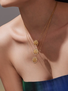 Détail du collier doré multi-rangs avec pendentif arbre de vie et zircons sertis