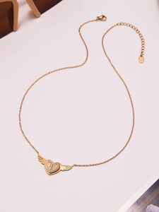 Nahaufnahme der goldenen Halskette mit Herzflügel Anhänger und Zirkonia Steinen