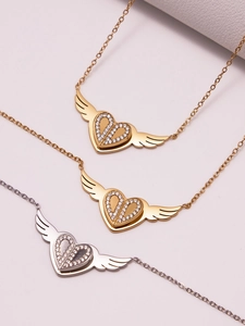 Detail der Herz-Engelsflügel-Anhänger in Gold und Silber mit schimmerndem Zirkonia