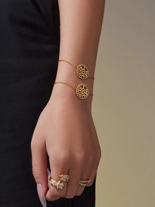 Vue détaillée du bracelet Arbre de Vie avec chaîne dorée et cristaux scintillants