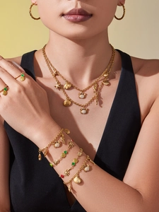 Détail d'un ensemble de bijoux marins dorés avec pendentifs crabe et coquillage