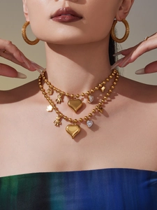 Vue détaillée du collier double rang plaqué or 18 carats avec breloques ours et cœur