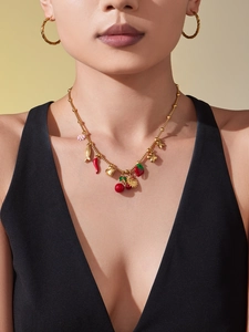 Vue détaillée du collier plaqué or 18K avec des pendentifs colorés en émail cerise et fruits