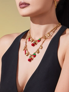 Collier double couche plaqué or avec pendentifs colorés en émail de fruits et cœurs