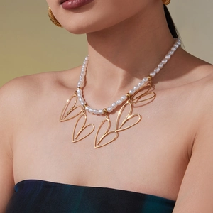 Collana Girocollo di Moda in Acciaio Inossidabile con Perle di Conchiglia e Cinque Grandi Pendenti a Cuore Traforati da Donna
