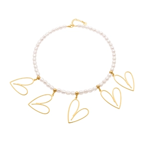 Elegante collana di perle con cinque ciondoli a cuore traforati dorati e chiusura a moschettone