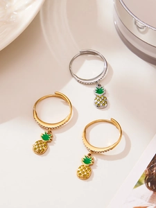 Détails de boucles d'oreilles ananas avec feuilles d'émail vert et cristaux jaunes