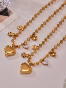 Détails de colliers en perles plaqués or 18 carats avec cœurs et un pendentif ours en 3D
