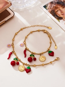 Détail du collier et bracelet en acier inoxydable avec breloques en émail coloré