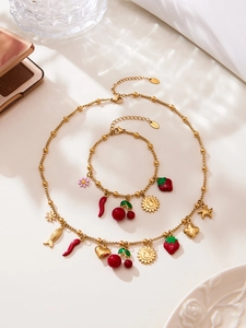 Vue détaillée du service de bijoux en acier doré 18K avec pendentifs en émail coloré