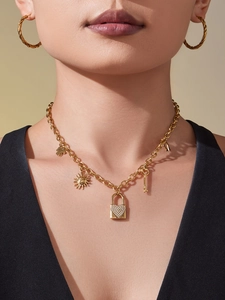 Dettaglio della collana a catena dorata 18k con ciondolo a lucchetto a cuore in zirconi