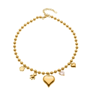 Collier à billes en acier doré avec pendentifs cœur, ours et fleur sur fond blanc pur