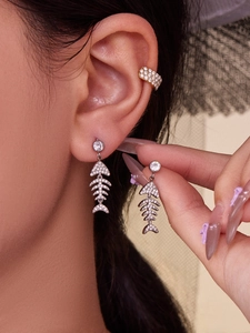 Vue macro de boucles d'oreilles et de bagues d'oreille en forme d'arête de poisson