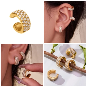 Vue macro de la manchette d'oreille en C dorée 18 carats avec trois rangées de zircons