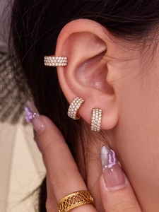 Détail de boucles d'oreilles en forme de C plaquées or 18 carats avec oxydes de zirconium
