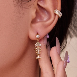 Boucles d'oreilles pendantes arête de poisson avec zircons et plaqué or 18 carats