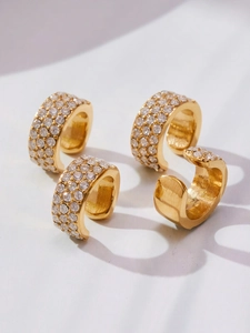 Detailansicht eines vierteiligen Sets aus 18k vergoldeten C-Ohrklemmen mit 5A Zirkonia-Steinen