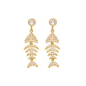 Boucles d'oreilles poisson dorées avec cristaux micro-pave brillants sur fond blanc