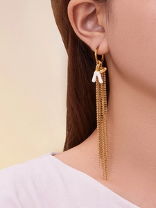 Dettaglio orecchini placcati oro 18k con lettera A e lunghe nappe a catena di perline