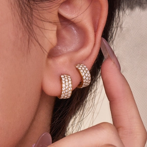 Boucles d'oreilles créoles en forme de C plaquées or 18 carats avec triple rangée de CZ