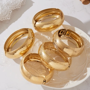 Set di bracciali spessi in acciaio inossidabile placcato oro 18k su piatto bianco