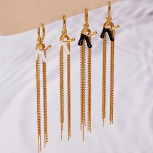 Orecchini a lettera K placcati in oro 18K con gocce di smalto e eleganti catene a nappa