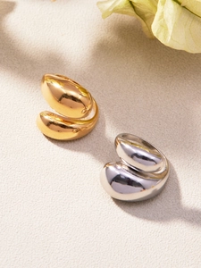 Détails de bagues gouttes en or et argent avec finition miroir polie élégante