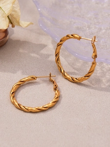 Dettaglio della trama a corda ritorta e placcatura oro 18k su orecchini a cuore