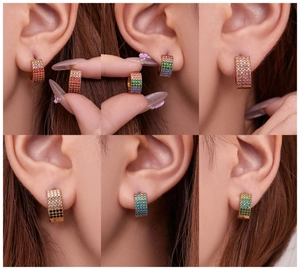 Détail de petites créoles pavées de zircons multicolores avec plaquage en or 18 carats
